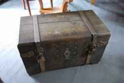 Schwere Schatztruhe (Kriegskasse) aus Eiche, ca. 1700